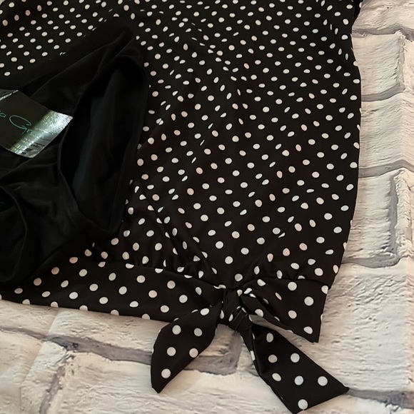 Never worn swim set. Blousy polka dot swim top by Lands End. Size 6-8 - Picture 3 of 4